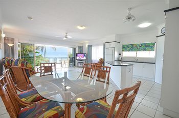Hotel Beachfront On Trinity Beach Apartments