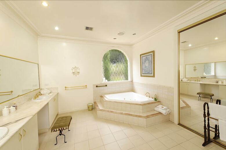 Hostal Montfort Manor