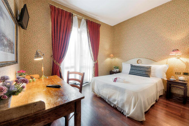 Hotel Colony