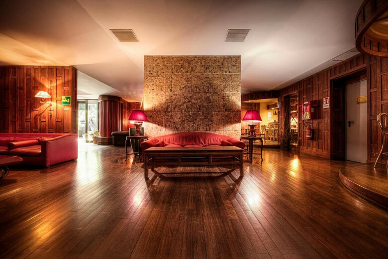 Hotel Colony