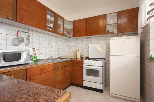 Apartment Basanija 7334a