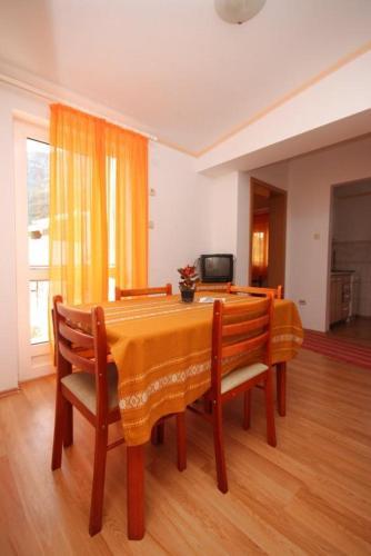 Apartment Gradac 6820b