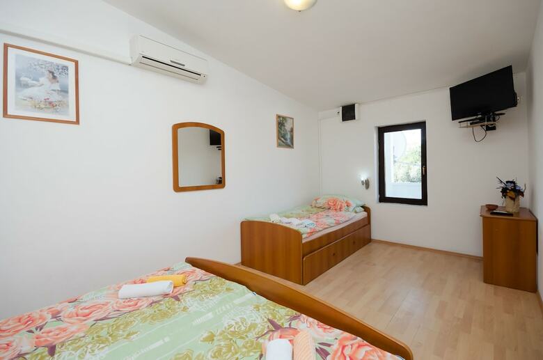 Apartments Mladen