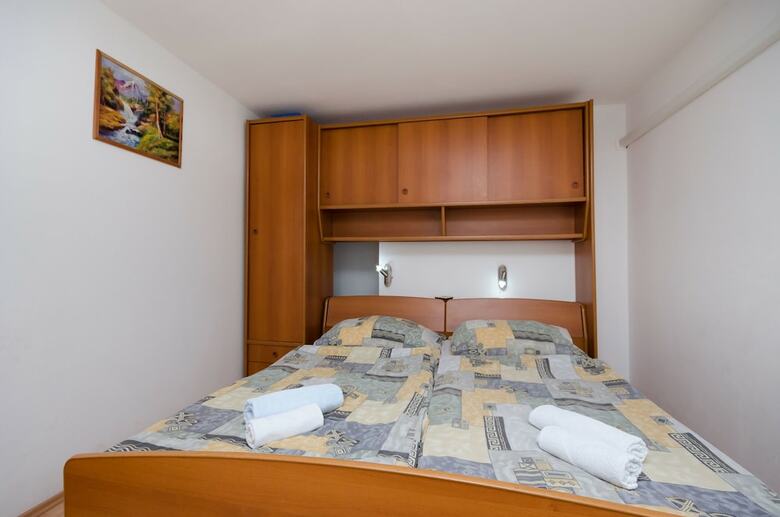 Apartments Mladen