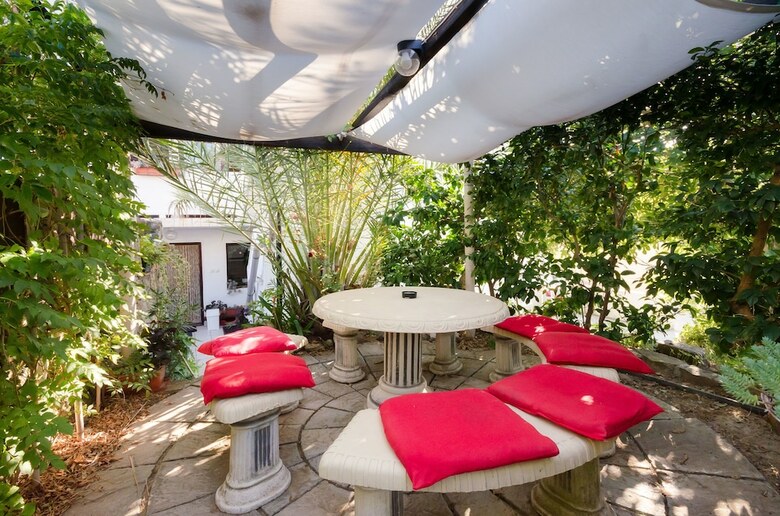 Apartments Mladen