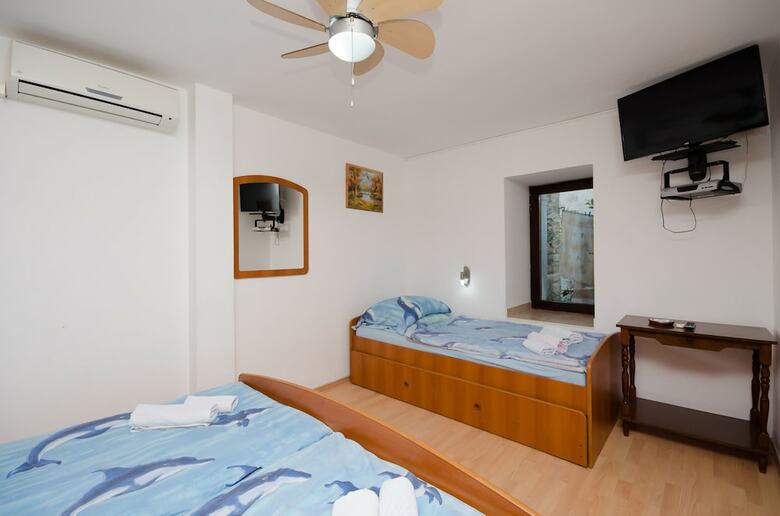 Apartments Mladen
