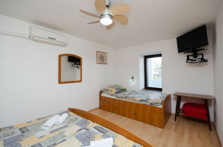 Apartments Mladen