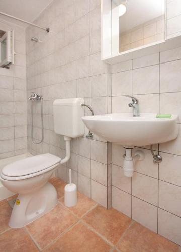 Hostal Apartments By The Sea Splitska (brac) - 5664