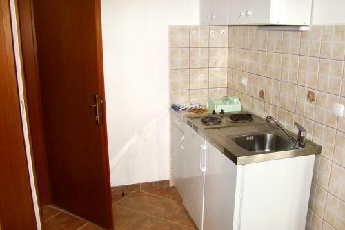 Hostal Apartments By The Sea Splitska (brac) - 5664