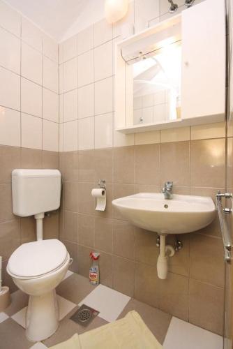 Hostal Apartments By The Sea Splitska (brac) - 5664