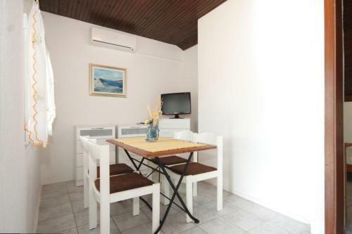 Apartments By The Sea Milna (vis) - 8895