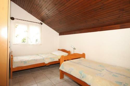 Apartments By The Sea Milna (vis) - 8895