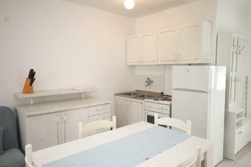 Apartments By The Sea Milna (vis) - 8895