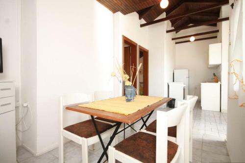 Apartments By The Sea Milna (vis) - 8895