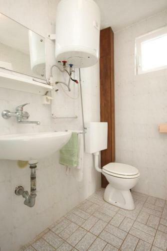 Apartments By The Sea Milna (vis) - 8895