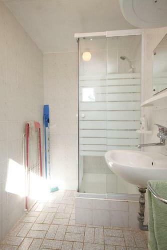 Apartments By The Sea Milna (vis) - 8895