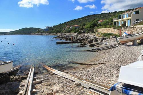 Apartments By The Sea Milna (vis) - 8895