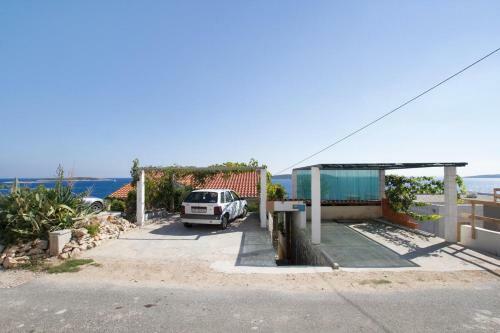 Apartment Milna 2461a