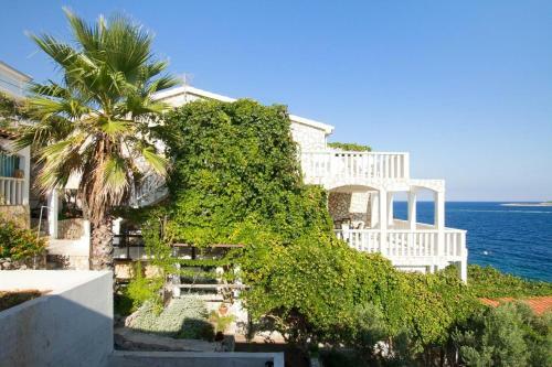 Apartment Milna 2461a