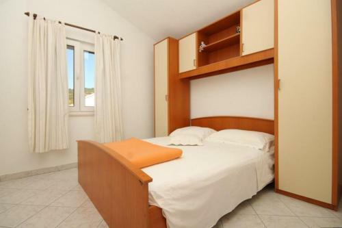 Apartments By The Sea Milna (vis) - 8946