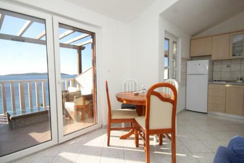 Apartments By The Sea Milna (vis) - 8946
