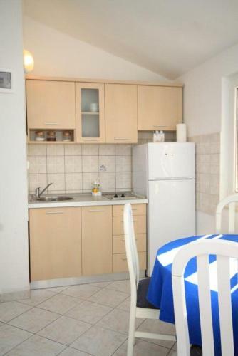 Apartments By The Sea Milna (vis) - 8946