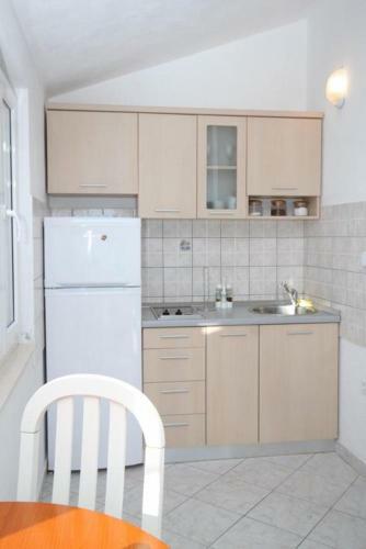 Apartments By The Sea Milna (vis) - 8946