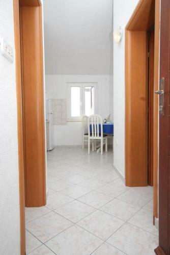 Apartments By The Sea Milna (vis) - 8946