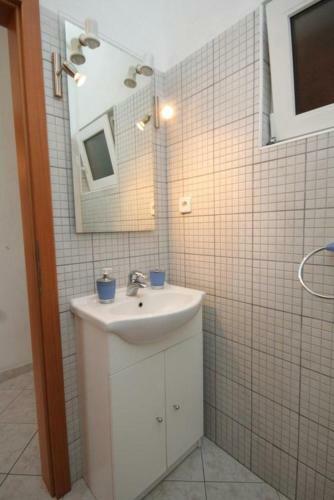 Apartments By The Sea Milna (vis) - 8946