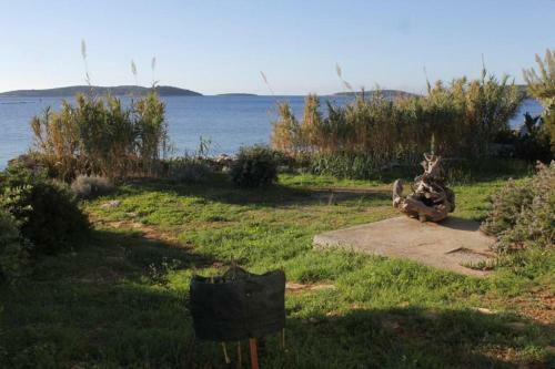 Apartments By The Sea Milna (vis) - 8946