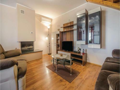 Three-bedroom Apartment In Svetvincenat
