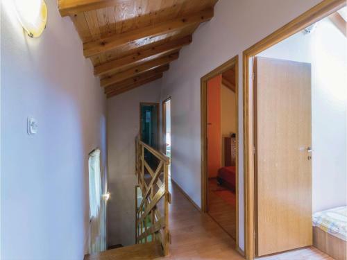 Three-bedroom Apartment In Svetvincenat