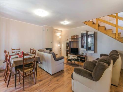 Three-bedroom Apartment In Svetvincenat