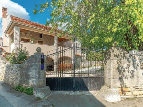 Three-bedroom Apartment In Svetvincenat