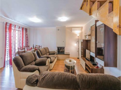 Three-bedroom Apartment In Svetvincenat
