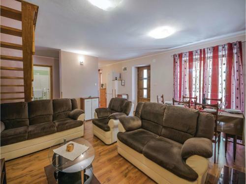 Three-bedroom Apartment In Svetvincenat