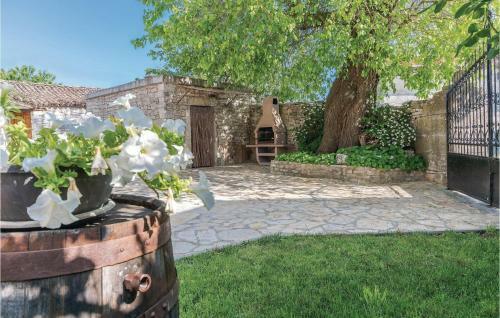 Three-bedroom Apartment In Svetvincenat