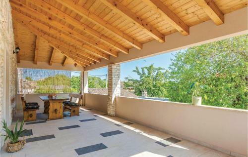 Three-bedroom Apartment In Svetvincenat