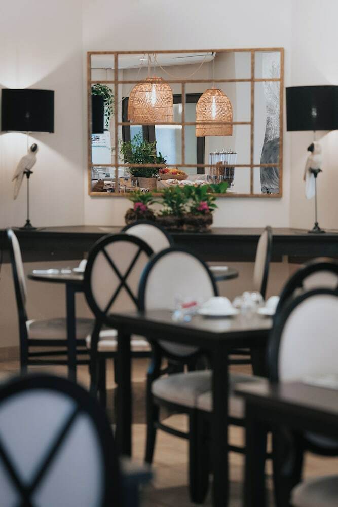 Henry II Hotel