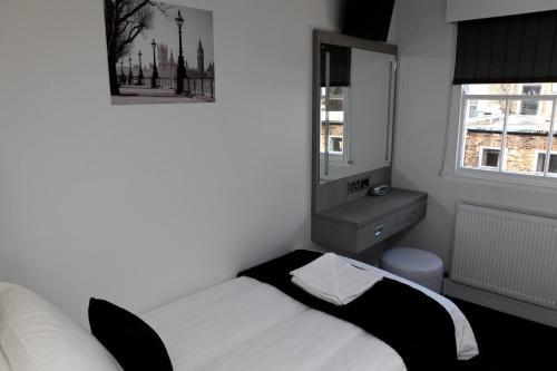 Hotel The Omega