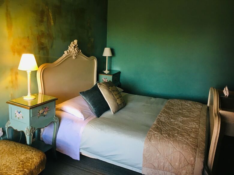 Hostal Cornerstones Guest House