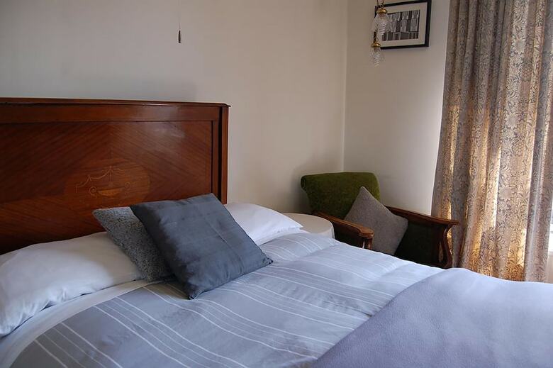 Hostal Cornerstones Guest House