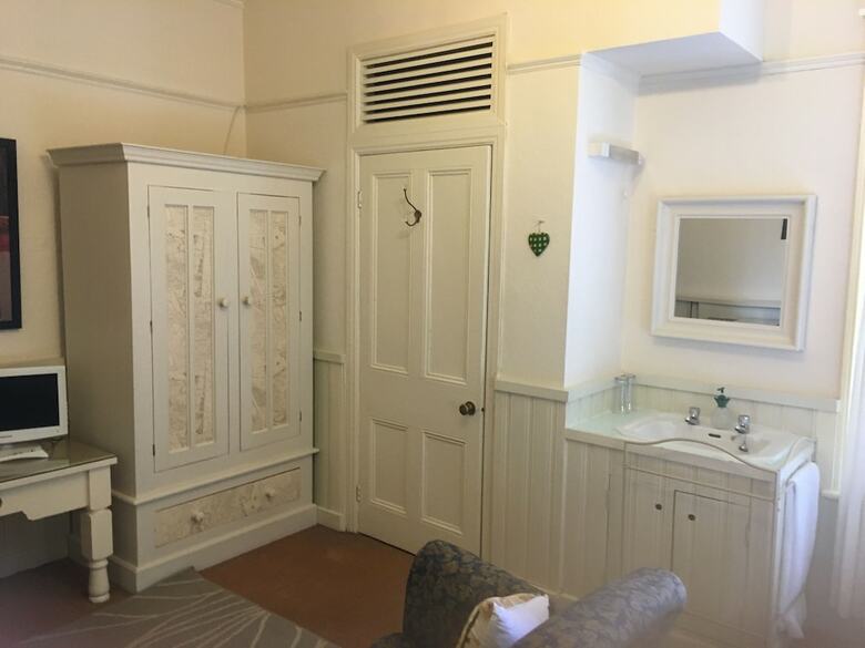 Hostal Cornerstones Guest House