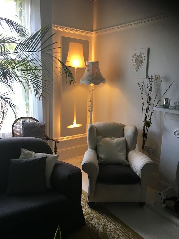 Hostal Cornerstones Guest House