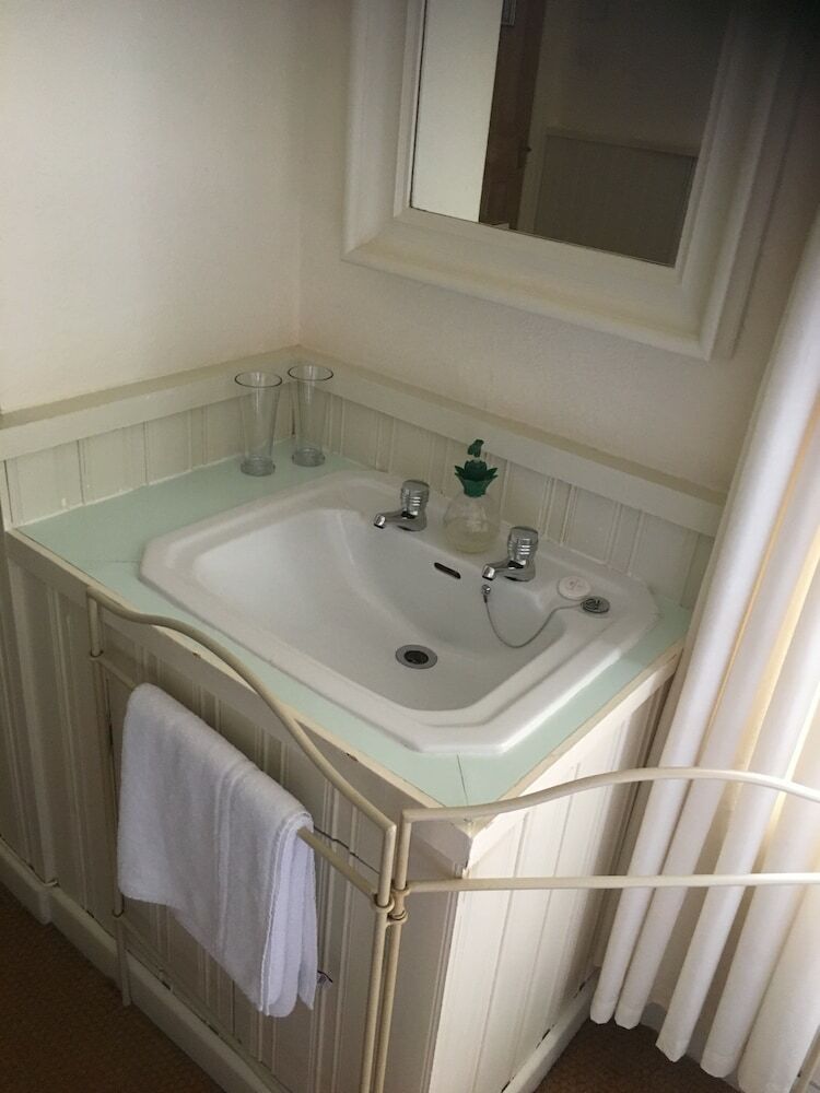 Hostal Cornerstones Guest House