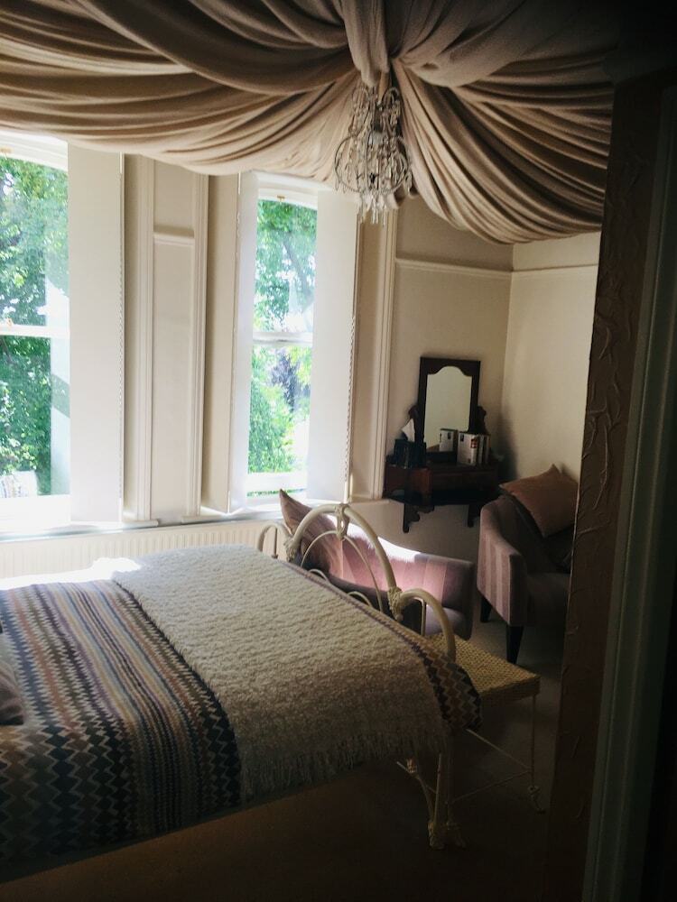 Hostal Cornerstones Guest House