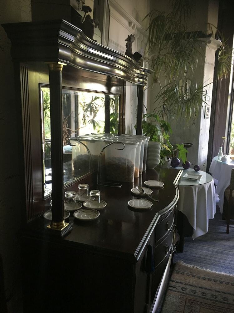 Hostal Cornerstones Guest House