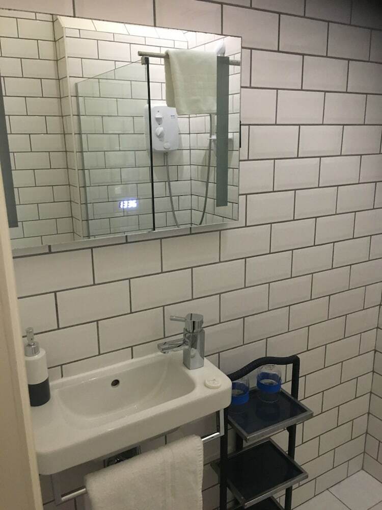 Hostal Cornerstones Guest House