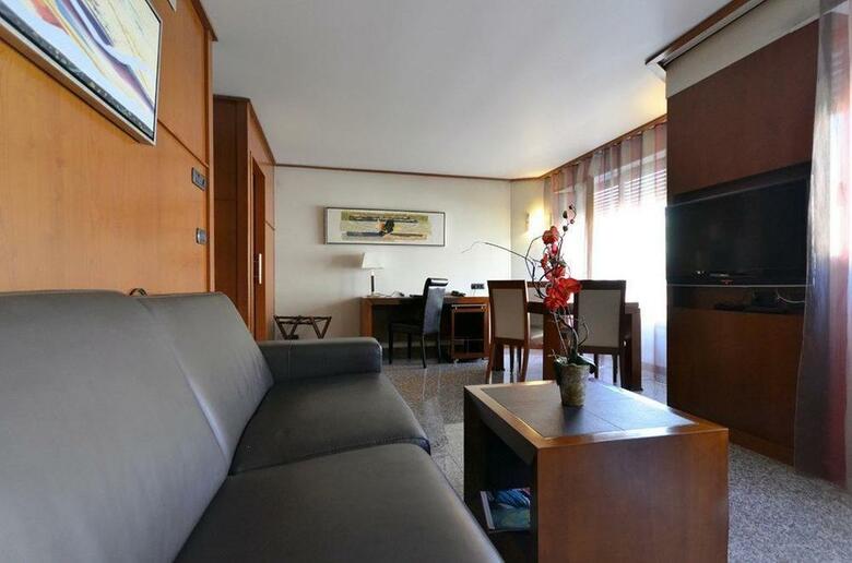 Hotel Goldstar Resort & Suites
