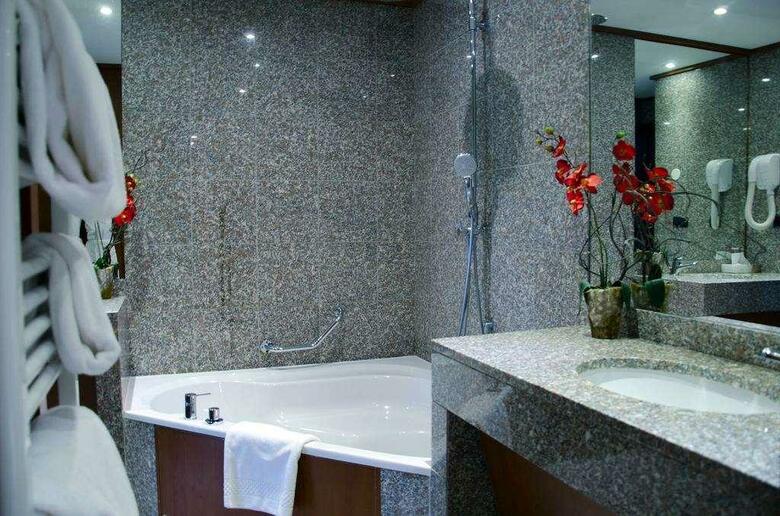 Hotel Goldstar Resort & Suites